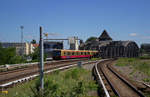 Ein Dreiviertelzug der Ringbahn verl�sst die bekannte Spreebr�cke am Trpetower Park und h�lt in K�rze an der gleichnamigen Haltestelle.