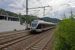Im Nahverkehr wechseln sich auf der Ruhr-Sieg-Strecke halbst�ndlich RE-Z�ge, die nur die gr��eren Stationen bedienen und Regionalbahnen ab, die alle Halte anfahren. Als RB91 ist am 09.07. 427 105 in Altenhundem auf dem Weg nach Hagen.