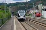 Altenhundem geh�rt zu den typischen Eisenbahnerorten, die ihre Bedeutung durch die im 19. Jahrhundert errichtete Infrastruktur erlangten. Im Fall von Altenhundem war dies ein Bahnbetriebswerk, das neben zwei Nebenbahnen in Richtung Sauerland und Rothaargebirge f�r die Bespannung von G�terz�gen auf der Hauptstrecke und das Nachschieben auf der Steigung in Richtung Siegen zust�ndig war. Die letzte Aufgabe, die heute noch verblieben ist, ist der Schiebedienst, f�r den aber schon lange keine eigene Dienststelle mehr existiert. W�hrend 427 107 nach einem kurzen Zwischenhalt nach Siegen weiterf�hrt, wartet im Hintergrund 151 164 auf den n�chsten nachzuschiebenden G�terzug.