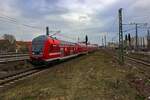 In Zuge der Ausschreibung zum Netz Elbe-Spree ging die Bedienung der Linie RE2 an die DB �ber. Gleichzeitig wurde die Linie auf den Abschnitt Cottbus - Nauen verk�rzt. Auf dem Weg in Richtung Nauen schiebt 182 014 einen Doppelstockzug in den Bahnhof Berlin-Ostkreuz.